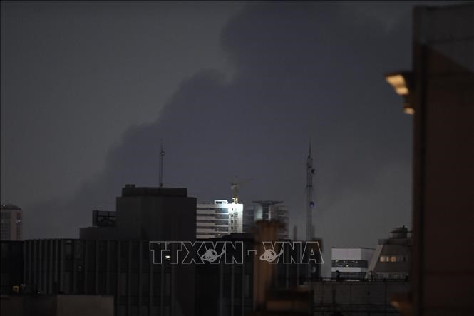 Khói bốc lên sau cuộc không kích của Israel tại Tehran, Iran. Ảnh: THX/TTXVN