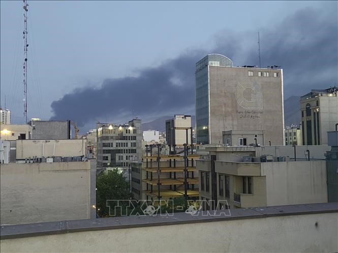 Khói bốc lên tại Tehran, Iran sau cuộc không kích của Israel. Ảnh: THX/TTXVN