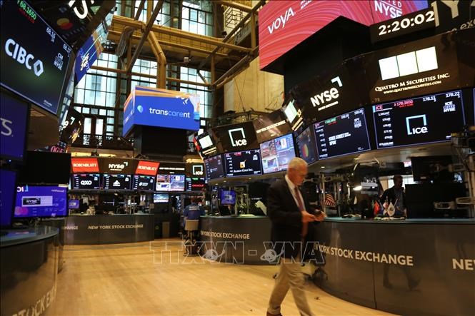 Giao dịch viên tại sàn chứng khoán New York, Mỹ. Ảnh: THX/TTXVN