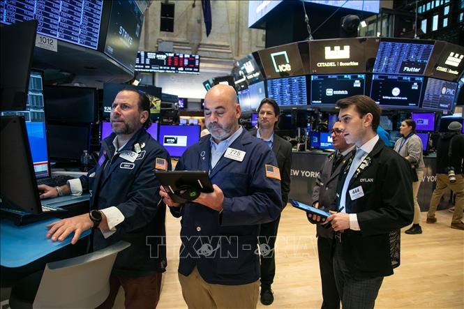 Giao dịch viên tại sàn chứng khoán New York, Mỹ. Ảnh: THX/TTXVN