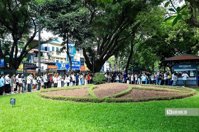 Hàng dài sĩ tử và phụ huynh xếp hàng mua vé vào Văn Miếu - Quốc Tử Giám cầu may.
