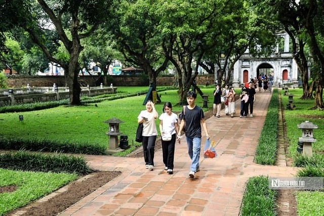 Sĩ tử nô nức đến Văn Miếu - Quốc Tử Giám xin chữ, cầu đỗ đạt - ảnh 2