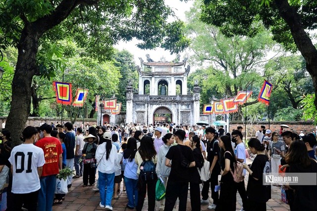 Sĩ tử nô nức đến Văn Miếu - Quốc Tử Giám xin chữ, cầu đỗ đạt - ảnh 3