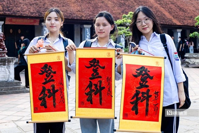 Các em học sinh xin chữ để mong đỗ đạt.