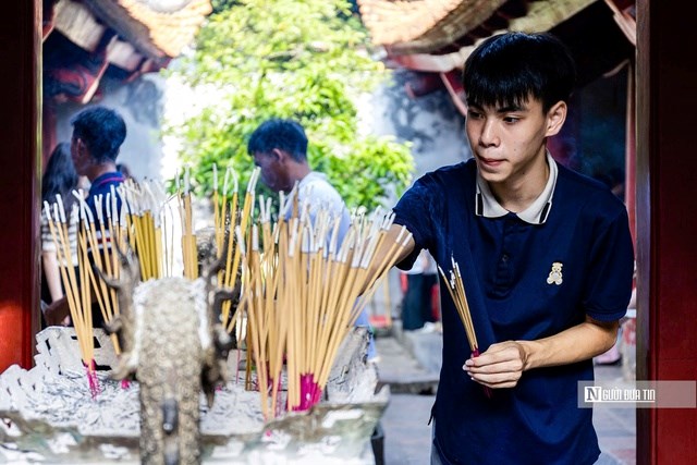 Sĩ tử nô nức đến Văn Miếu - Quốc Tử Giám xin chữ, cầu đỗ đạt - ảnh 5