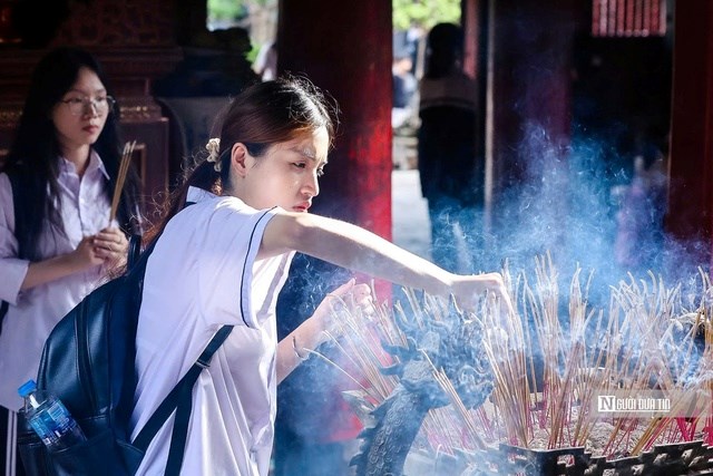 Sĩ tử nô nức đến Văn Miếu - Quốc Tử Giám xin chữ, cầu đỗ đạt - ảnh 6