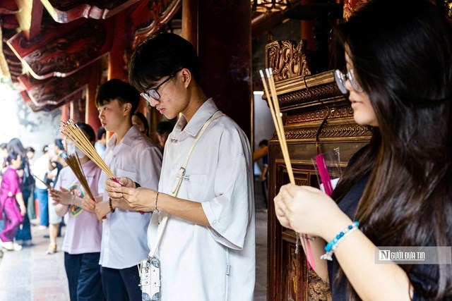 Sĩ tử nô nức đến Văn Miếu - Quốc Tử Giám xin chữ, cầu đỗ đạt - ảnh 8