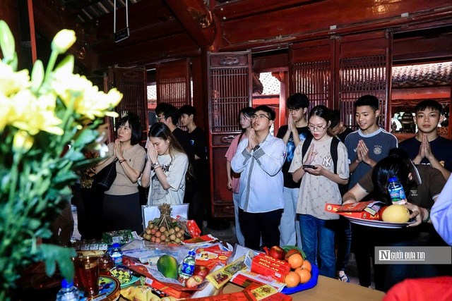 Sĩ tử nô nức đến Văn Miếu - Quốc Tử Giám xin chữ, cầu đỗ đạt - ảnh 11