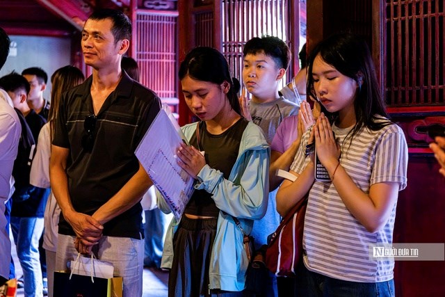 Sĩ tử nô nức đến Văn Miếu - Quốc Tử Giám xin chữ, cầu đỗ đạt - ảnh 12