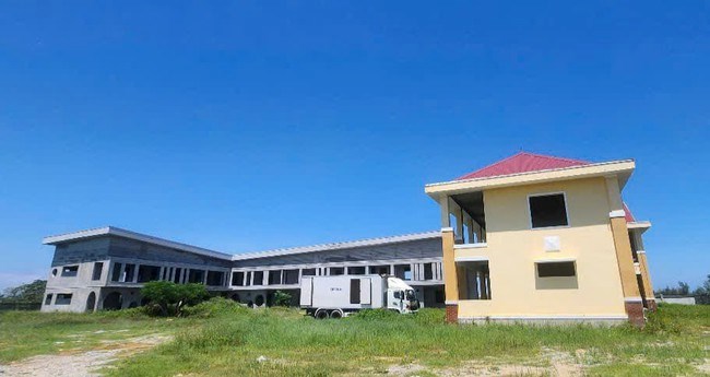 Công trình trường Mầm non Trung Trạch xây dang dở rồi bỏ không từ nhiều năm.