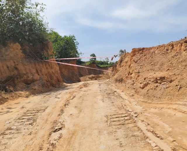 Thời gian qua, nhiều nhà thầu thi công tại Đà Nẵng gặp khó khăn do thiếu nguồn đất san lấp, khiến chi phí đội lên, tiến độ các công trình trọng điểm bị chậm trễ.
