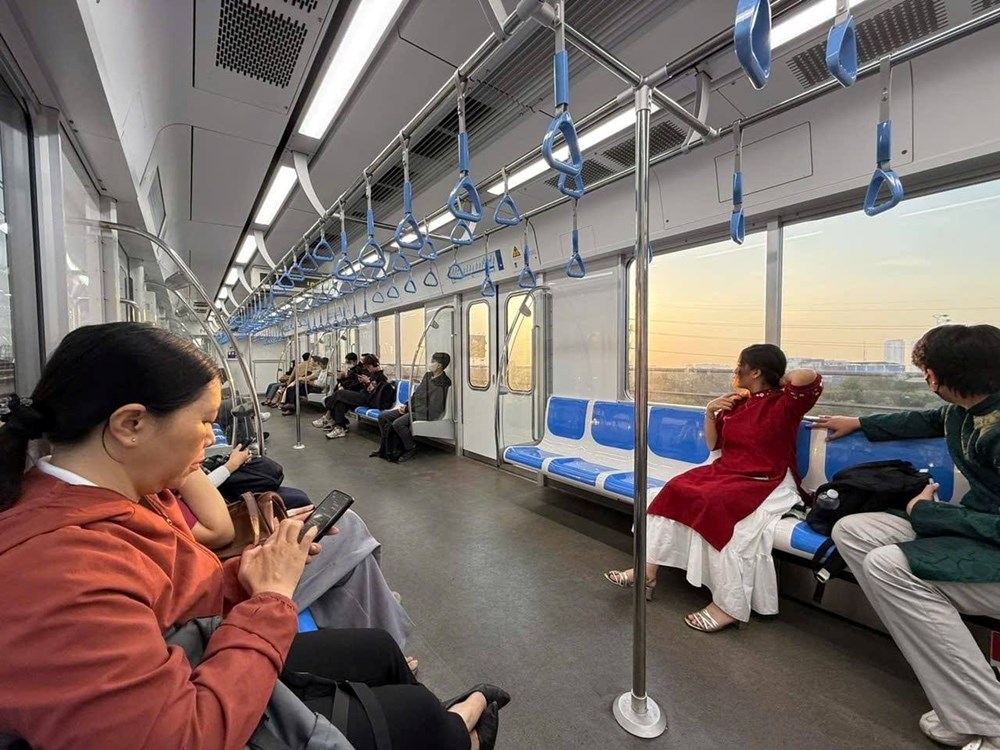 Hành khách đi lại trên tuyến metro số 1 (Bến Thành - Suối Tiên). Ảnh: MAUR