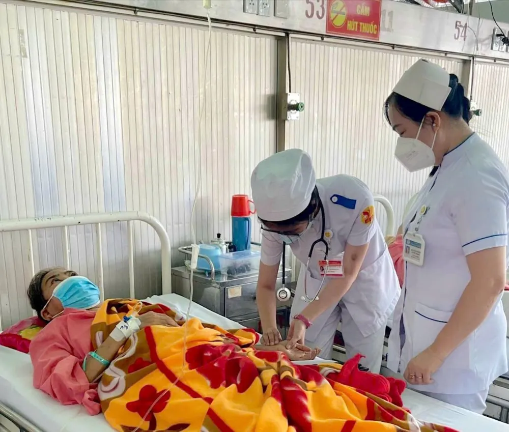 Sinh viên lớp 16DDC, Trường Cao đẳng Viễn Đông (TPHCM) thực tập tại Bệnh viện Chợ Rẫy. Ảnh: QUANG HUY