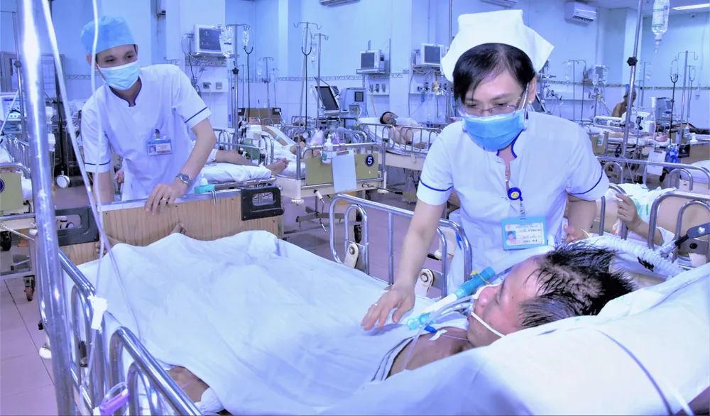 Điều dưỡng Khoa Hồi sức cấp cứu - Chống độc Bệnh viện Phạm Ngọc Thạch (TPHCM) chăm sóc người bệnh