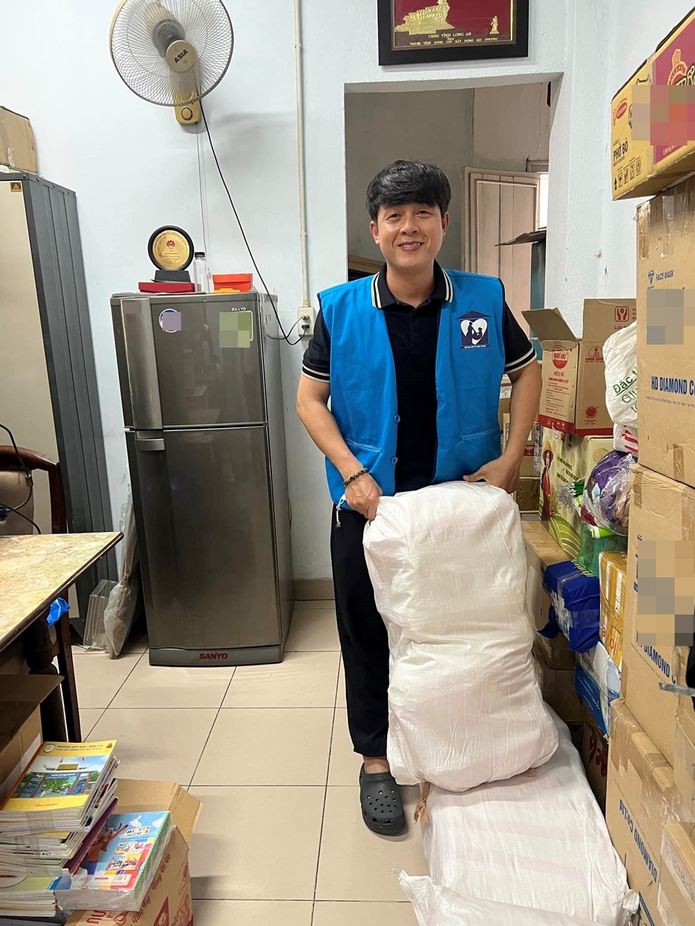 Hòa Hiệp thường xuyên làm từ thiện.