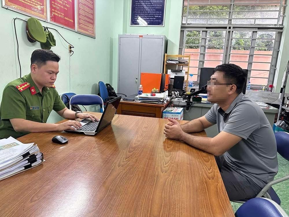 Công an tỉnh Bình Dương làm việc với người đàn ông đạp tài xế xe ôm công nghệ. Ảnh: Công an cung cấp