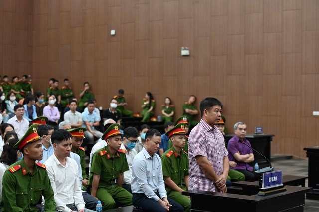 Bị cáo Đặng Trung Hoành – cựu Chánh Văn phòng Huyện ủy Mang Thít, tỉnh Vĩnh Long tại toà.