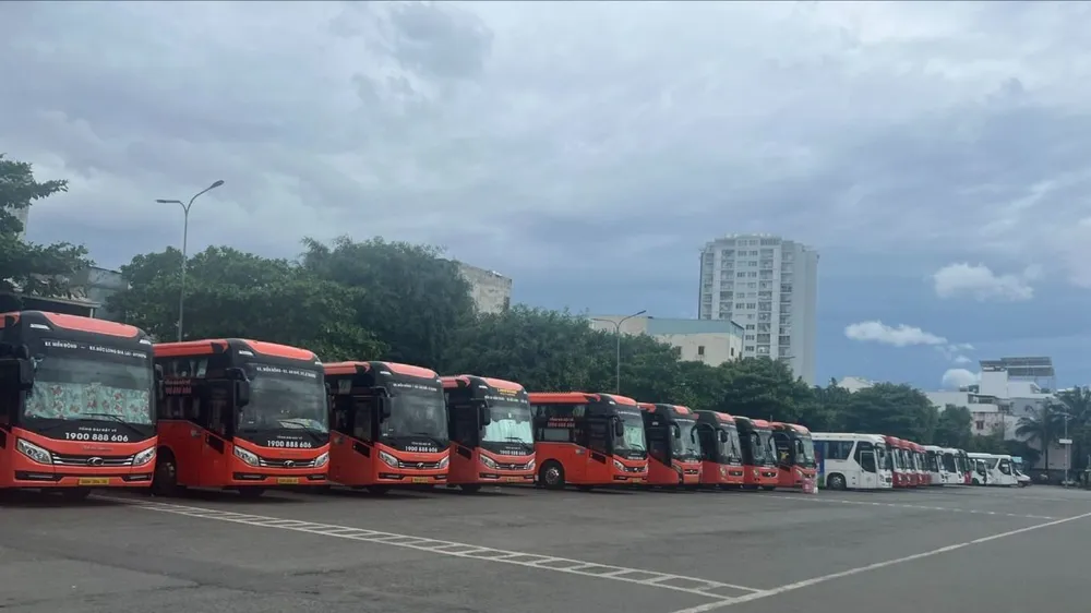 Bố trí xe đưa đón 968 cán bộ từ Bình Dương, Bà Rịa - Vũng Tàu làm việc tại TP.HCM - ảnh 1