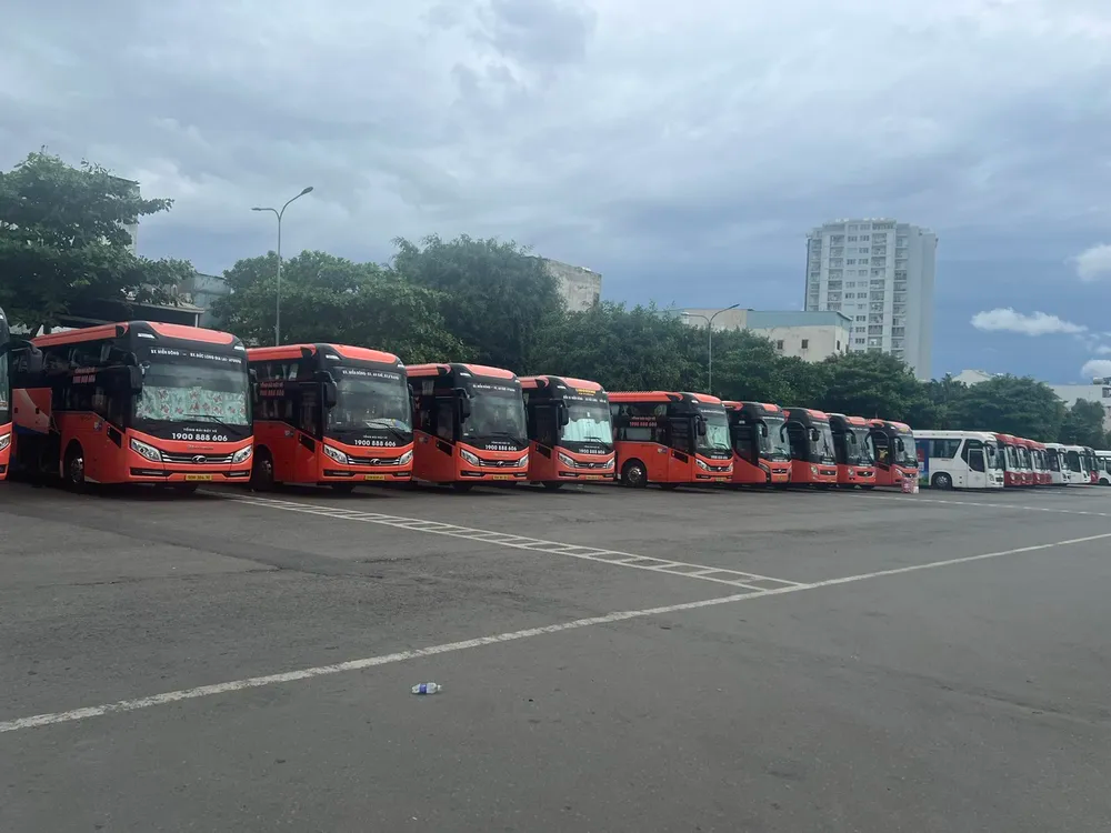 Ngày 1.7 đưa rước cán bộ từ Bình Dương và Bà Rịa - Vũng Tàu về làm việc tại UBND TPHCM và ngược lại. Ảnh: QUỐC HÙNG