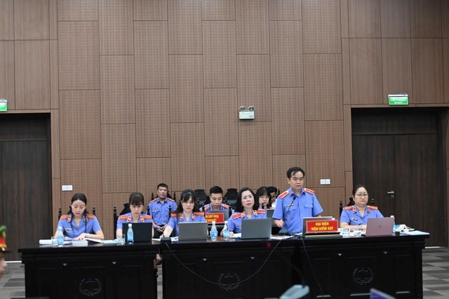 Đại diện Viện Kiểm sát chất vấn các bị cáo tại phiên toà.