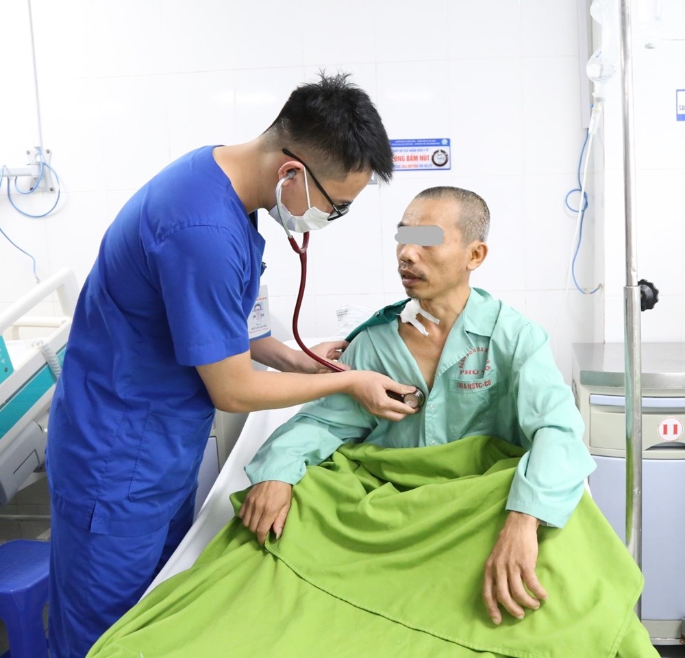 Bác sĩ thăm khám cho bệnh nhân (Ảnh: BVCC).