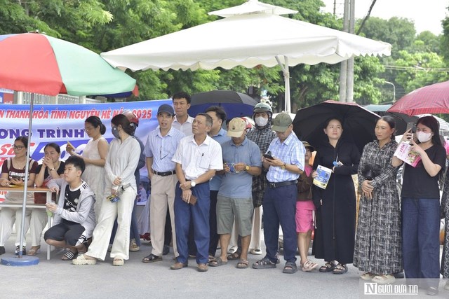 Nhiều phụ huynh trong tâm trạng hồi hộp, lo lắng cùng các sĩ tử