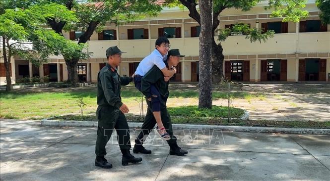 Cán bộ chiến sỹ Trung đoàn cảnh sát cơ động kịp thời cõng học sinh đi thi.