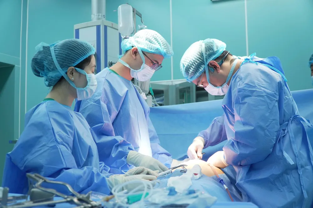 Các bác sĩ đang phẫu thuật cho bệnh nhân