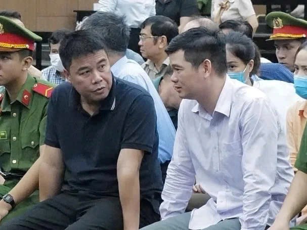 Bị cáo Hậu và bị cáo Định tại phiên toà.