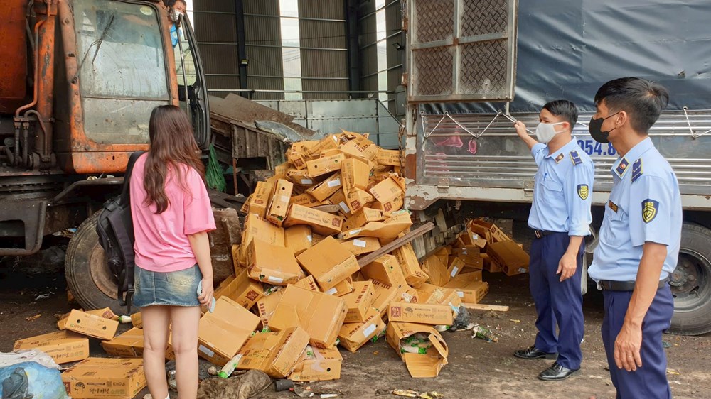 Tiêu huỷ sản phẩm dưới sự giám sát của lực lượng chức năng. Ảnh: QLTT