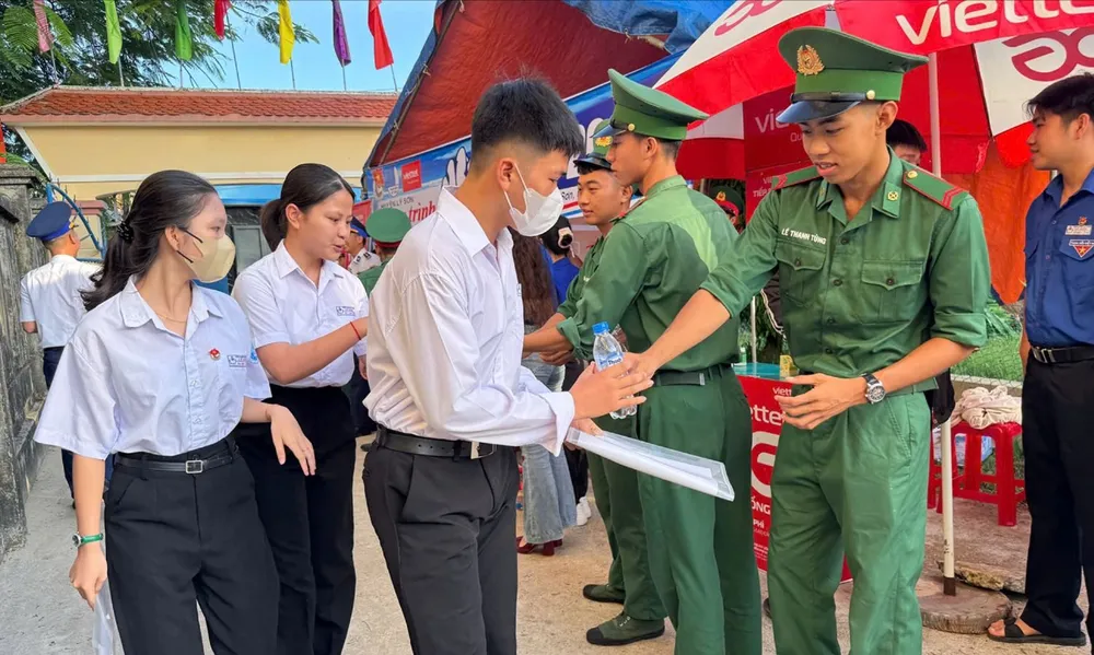 Chi đoàn Đồn Biên phòng Lý Sơn phối hợp với đoàn viên, thanh niên huyện đảo Lý Sơn tiếp sức mùa thi tại điểm Trường THCS An Hải. Ảnh: NGUYỄN TRANG
