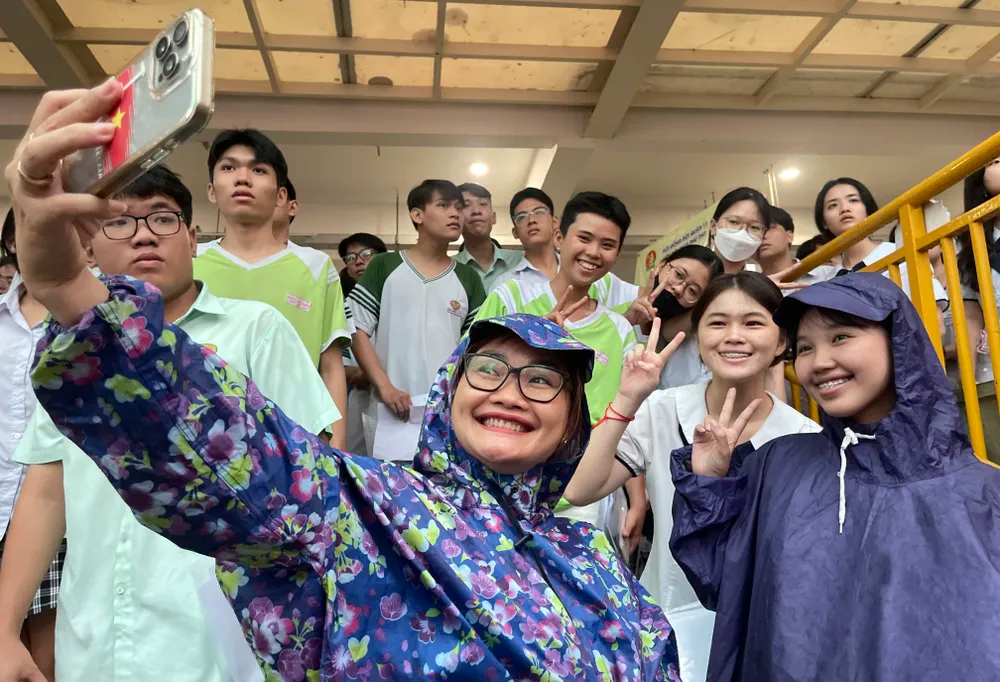 Niềm vui của các thí sinh sau khi hoàn thành môn Toán tại điểm thi Trường THCS Phú Thọ, quận 11, dưới cơn mưa lớn ngay sau giờ thi