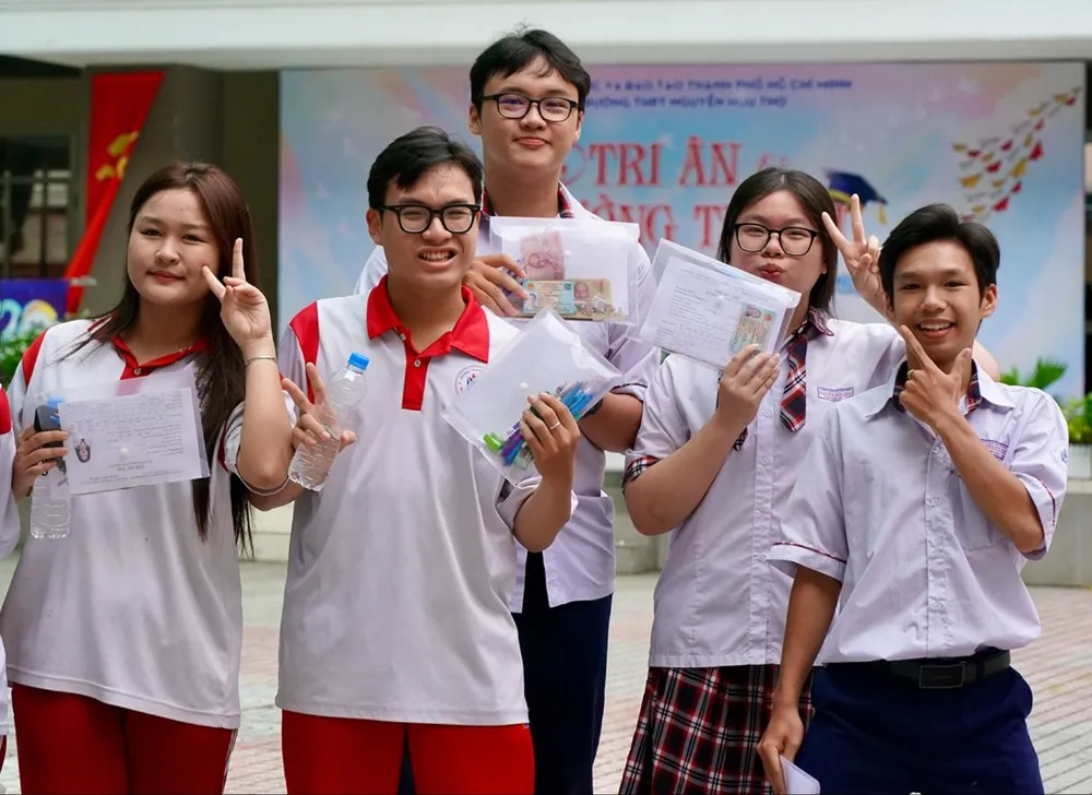 Sáng 26-6, các thí sinh tại điểm thi Trường THPT Nguyễn Hữu Thọ bước vào môn thi Ngữ văn với tâm thế tự tin, mở đầu kỳ thi tốt nghiệp THPT 2025. Ảnh: Hoàng Hùng