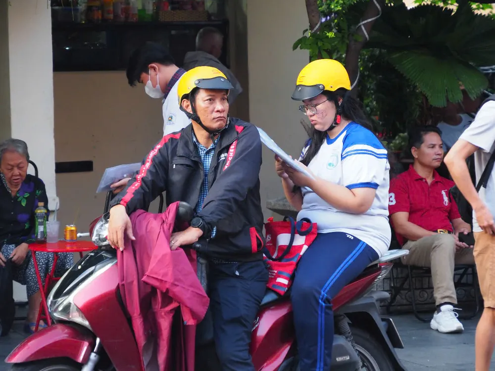Tranh thủ ôn bài trước giờ thi 2 môn tự chọn. Ảnh: THU TÂM