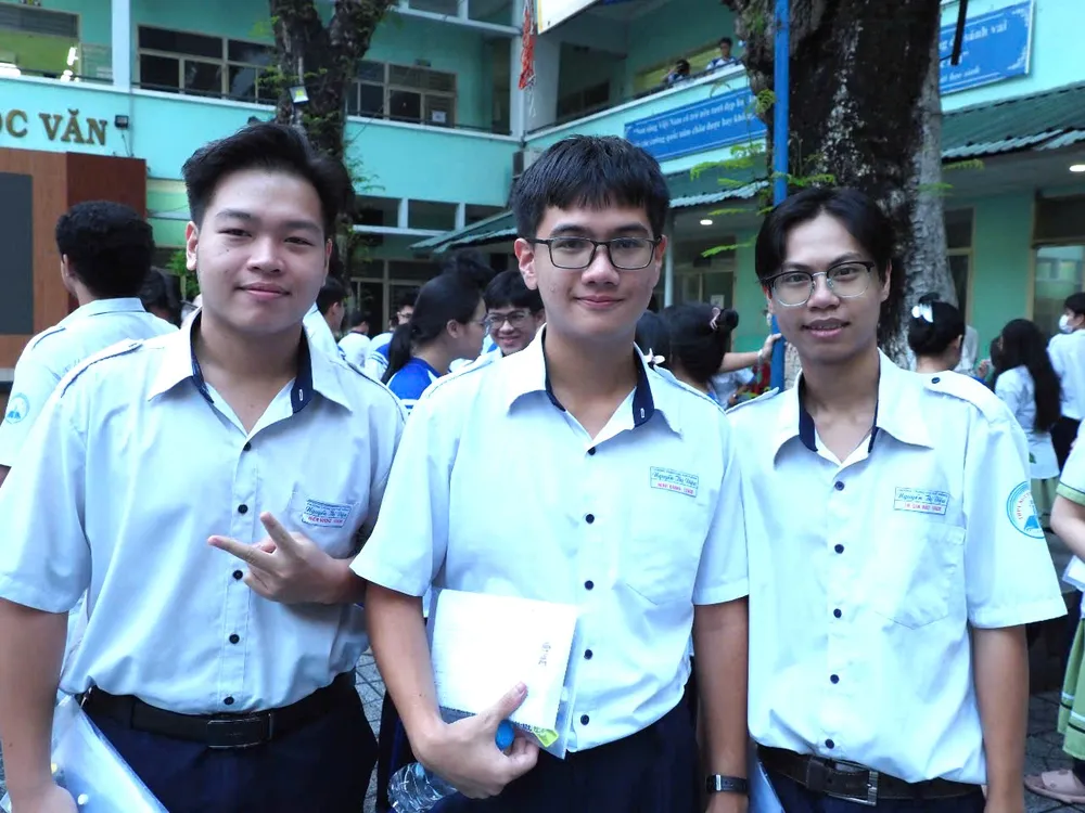 Trần Gia Bảo, học sinh lớp 12A08, Trường THPT Nguyễn Thị Diệu (quận 3) - ngoài cùng bên phải tại điểm thi Trường THCS Colette sáng nay. Ảnh: THU TÂM