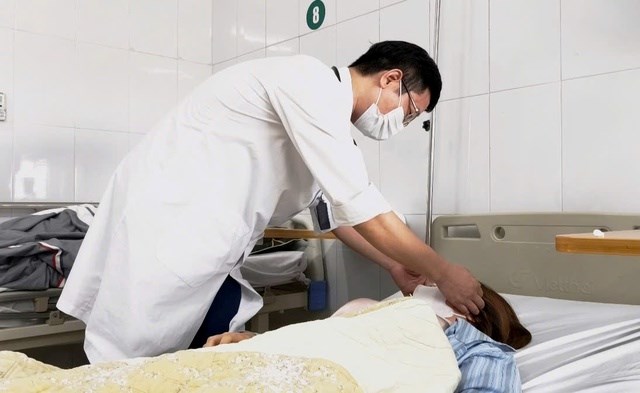 Theo các bác sĩ, người dân cần tránh tự nặn mụn tại nhà bằng tay, nên đến những cơ sở y tế uy tín để được tư vần và xử lý lấy mụn nếu cần thiết - (Ảnh:BVCC).