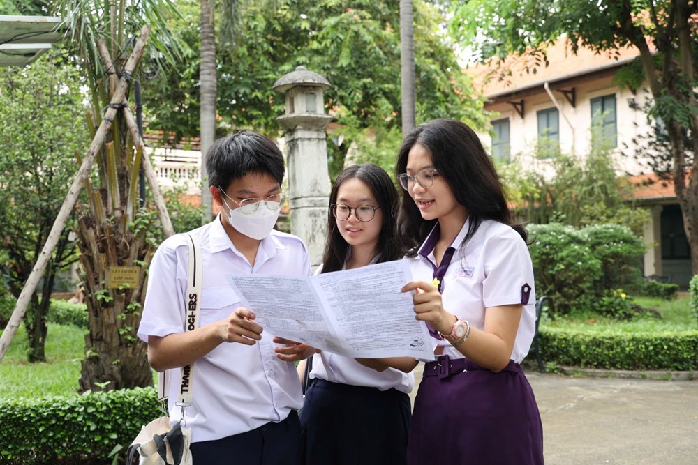 Thí sinh bàn luận sau khi kết thúc các môn thi buổi sáng 27.6. Ảnh: Lưu Niệm