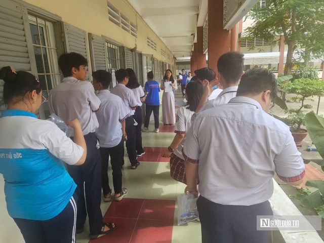 Thí sinh chuẩn bị vào phòng thi.
