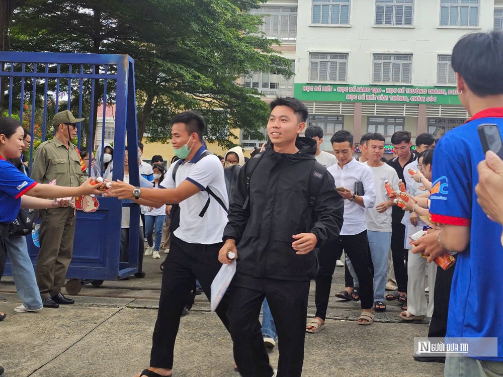 Thí sinh tự tin sau khi thi xong tại điểm thi trường THCS Nguyễn Chí Thanh.