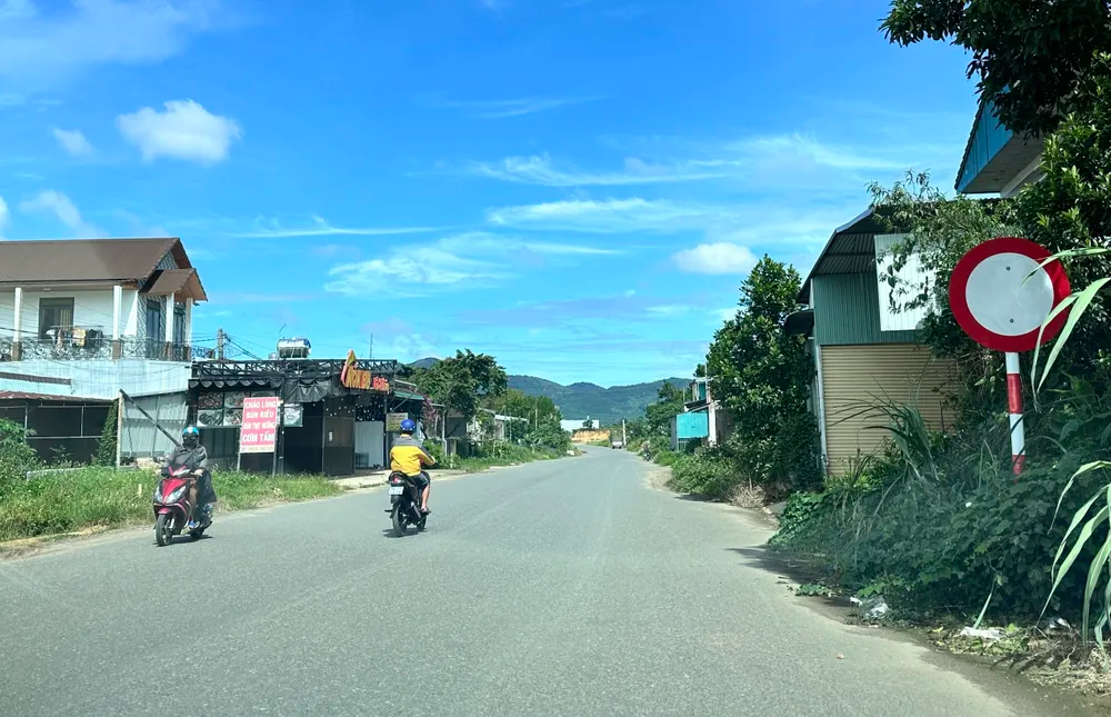 Do tuyến đường chưa được nghiệm thu nên xảy ra nghịch lý là người dân bước ra khỏi cửa là đi vào “đường cấm”, đời sống sinh hoạt, sản xuất gặp nhiều khó khăn, trở ngại