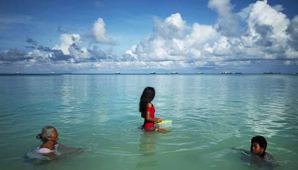 Người dân bơi trong đầm phá ở Funafuti, Tuvalu. Ảnh: Getty Images