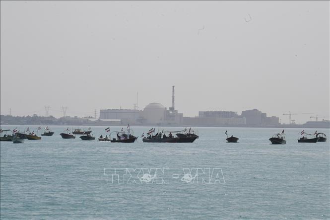 Tàu của Lực lượng Vệ binh Cách mạng Hồi giáo Iran (IRGC) di chuyển trên vịnh Ba Tư ở gần Bushehr, Iran. Ảnh: THX/TTXVN