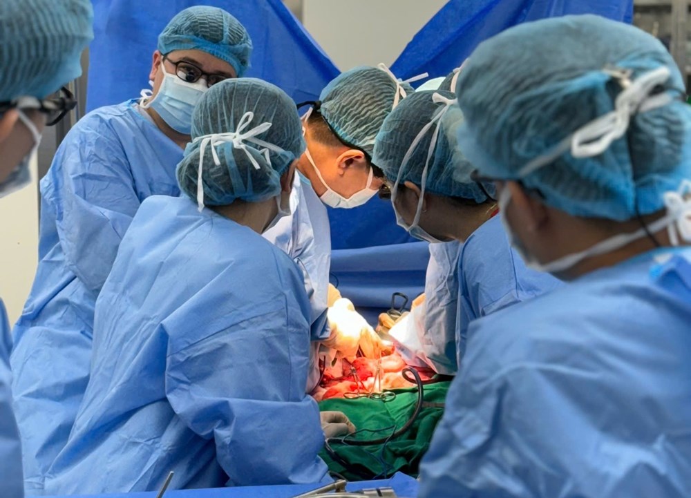 Các bác sĩ tiến hành lấy gan từ người hiến chết não tại bệnh viện E.