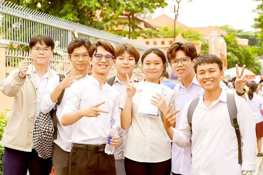 Thí sinh tại điểm thi Trường THPT chuyên Lê Hồng Phong (TPHCM) vui mừng sau khi kết thúc kỳ thi
