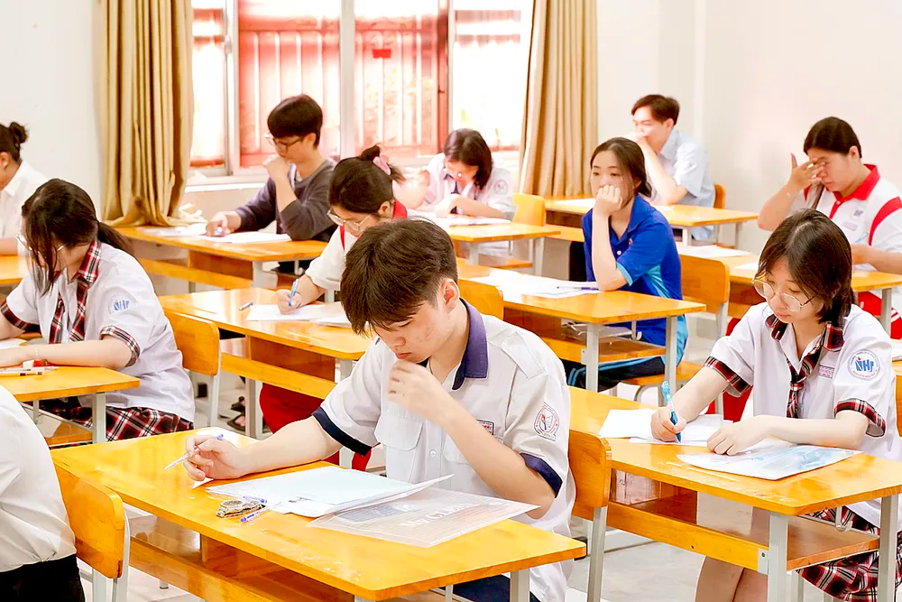 Thí sinh làm bài thi tại điểm thi Trường THPT Nguyễn Hữu Thọ, quận 4, TPHCM. Ảnh: HOÀNG HÙNG