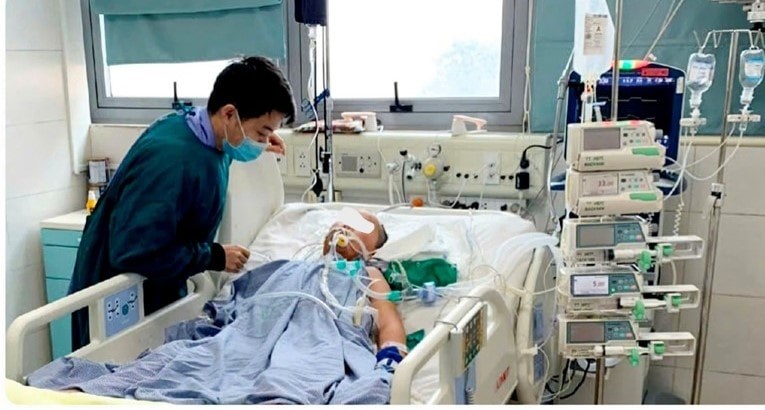 Bố của bệnh nhi Khánh Nguyên đau xót khi xung quanh toàn dây và máy móc.