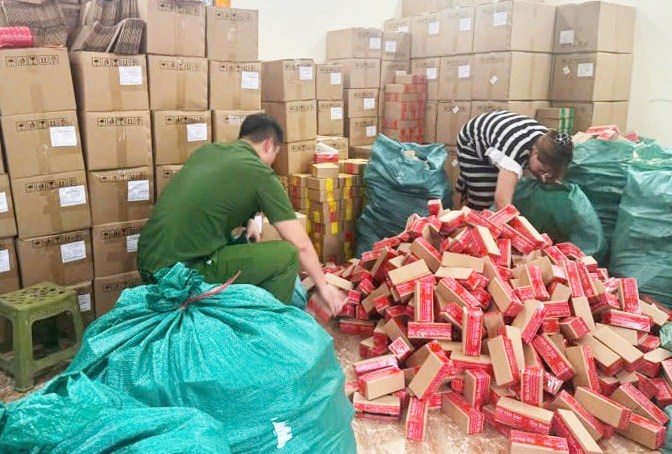 Lực lượng chức năng kiểm tra kho hàng của Công ty TNHH Hải Bé. Ảnh: Công an Ninh Bình