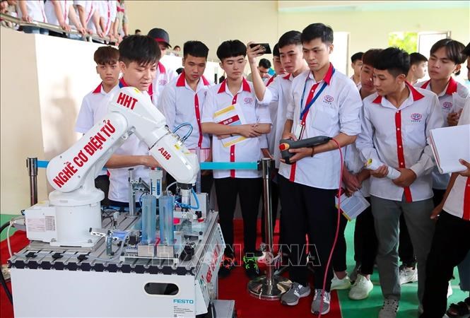 Sinh viên Trường Cao đẳng Công nghệ cao Hà Nội học nghề cơ điện tử. Ảnh: Diệu Thúy/TTXVN