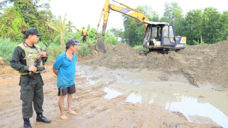 Lực lượng công an khống chế đối tượng khai thác cát trái phép.
