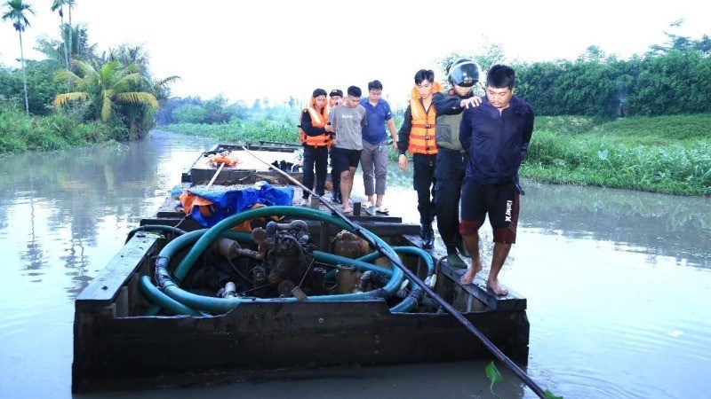 Lực lượng công an bắt giữ nhóm đối tượng.